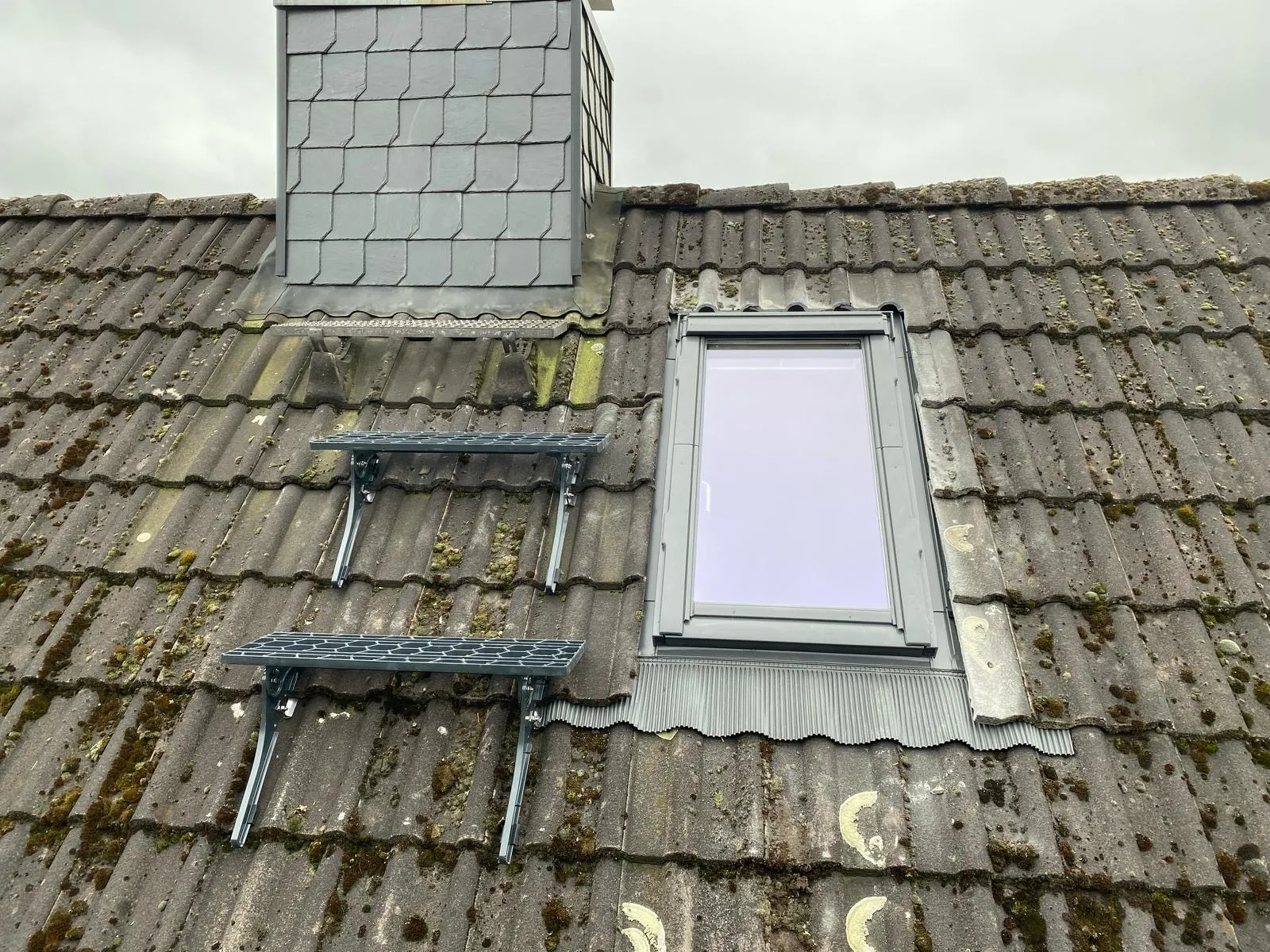 Wnętrze poddasza z wyłazem